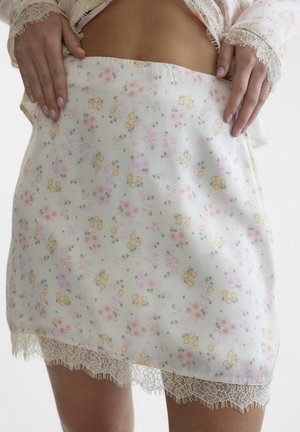 SOMETHINGNEW SNSALLY SKIRT - Zīmuļsvārki - white swan