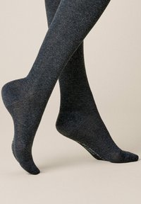 Dunkelgraue, knielange Socken mit einem strukturierten Fischgrätmuster, die verstärkte Bereiche an Zehen und Fersen für Langlebigkeit aufweisen. Glattes, elastisches Material.