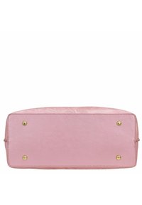 Roze leren make-up tas met een gladde textuur, rechthoekige vorm, reliëf bloemenpatroon aan de bovenkant en gouden hardware-accenten aan de onderkant.