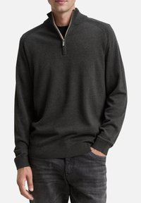 Pull-over en gris foncé avec un zip quart, des poignets et un ourlet côtelés, et un petit logo sur la poitrine gauche, fabriqué en matériau doux.