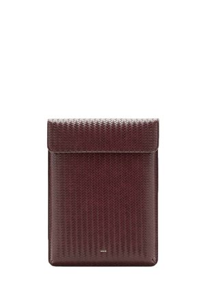 Étui pour tablette en cuir tressé marron foncé avec fermeture à rabat et petit logo doré de la marque en bas au centre.