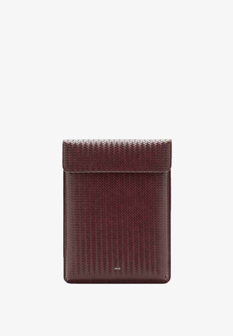 Étui pour tablette en cuir tressé marron foncé avec fermeture à rabat et petit logo doré de la marque en bas au centre.