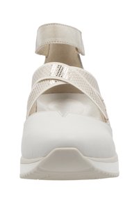 Chaussure en cuir blanc avec un design à sangle croisée, comportant une sangle de cheville texturée et des détails métalliques. Bout légèrement arrondi et semelle rembourrée.