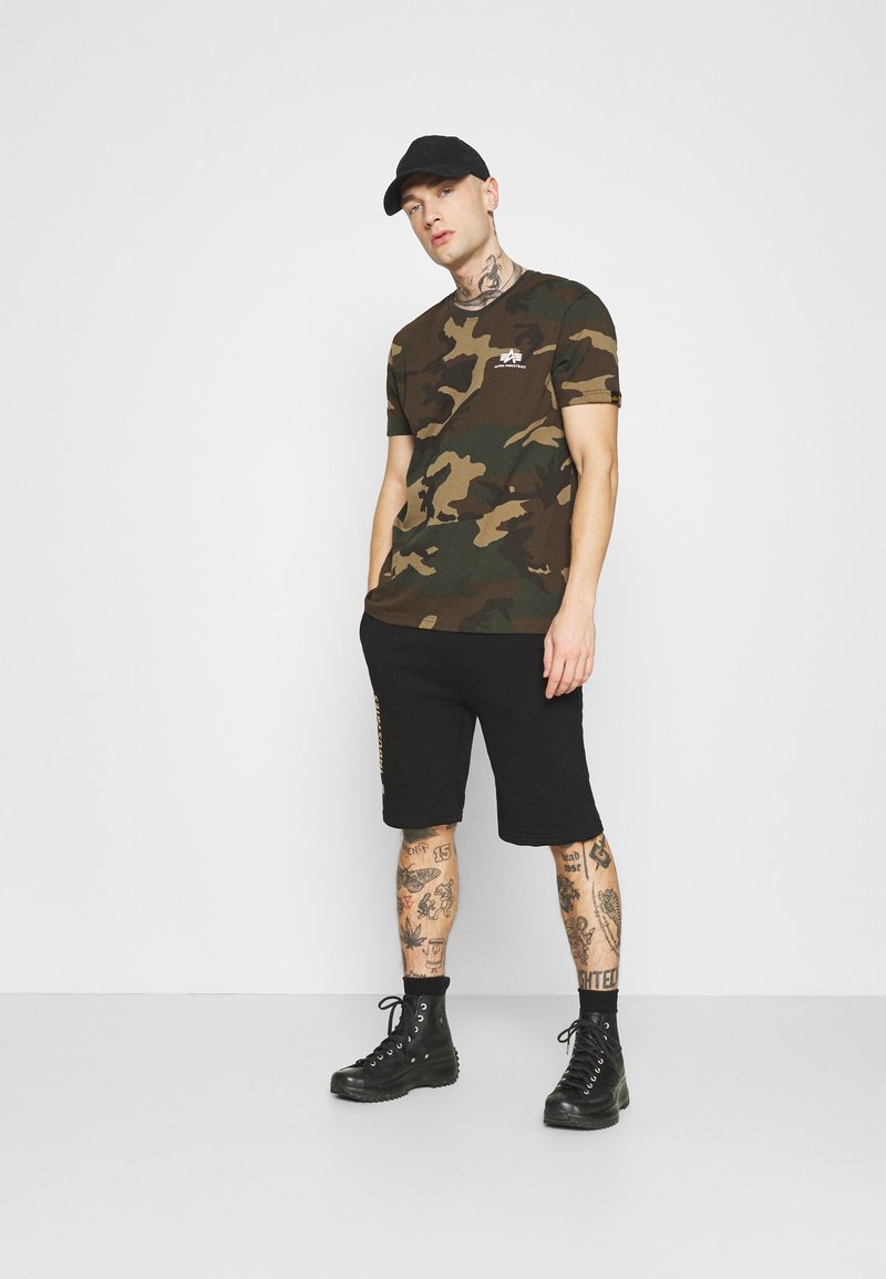 Herren Trainingsanzüge | Alpha Industries BASIC FOIL PRINT Jogginghose black/yellow gold/schwarz - GC74757 Herren Trainingsanzüge | Alpha Industries BASIC FOIL PRINT Jogginghose black/yellow gold/schwarz - GC74757