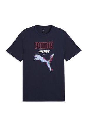 Marineblå T-shirt med røde og hvide forvrængede Puma-logoer og en pixeleret springende Puma-kat grafik i midten foran.