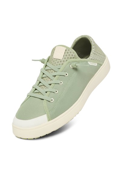 Baskets vert clair avec une tige en mesh, des panneaux texturés et un laçage. Un embout en caoutchouc blanc et une semelle de couleur crème apportent du contraste.
