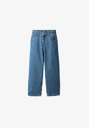 Jeans denim blu a gamba larga con bottone e cerniera frontale, passanti per cintura e design a cinque tasche.