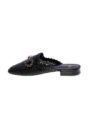 Scarpa nera intrecciata slip-on con punta affilata, decorazione all'anteriore e tacco piatto. Presenta lati aperti e superficie texturizzata.