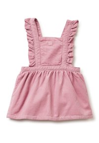 Vestido de pana rosa con tirantes con volantes, un cuerpo ajustado y una falda acampanada. Presenta un pequeño logo en la parte frontal.