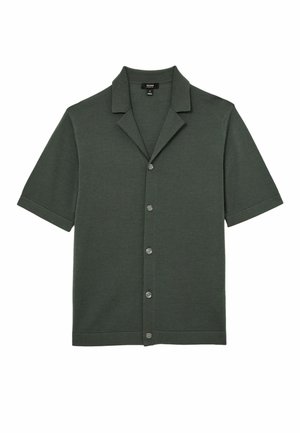 Sötétzöld rövid ujjú, gombos ing tábori gallérral és öt gombbal az elején, fehér háttéren kifektetve.