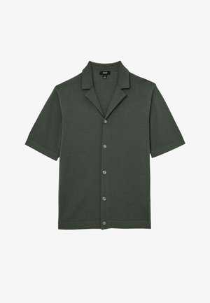 Sötétzöld rövid ujjú, gombos ing tábori gallérral és öt gombbal az elején, fehér háttéren kifektetve.