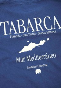 Námořnická modrá tričko se bílým nápisem "TABARCA", obrysem mapy a "Mar Mediterráneo". Obsahuje logo se slonem.