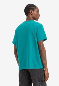 Levi's® RELAXED FIT - Trükipildiga T-särk - shady glade