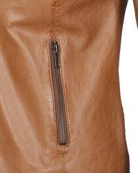 Bruine leren jas met een zijrits, een gladde textuur en een subtiele glans. De stiksels zijn zichtbaar langs de naden.