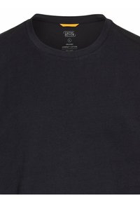 Donker marineblauw biologisch katoenen t-shirt met een ronde halslijn. Heeft een label met merknaam en wasinstructies. Smooth textuur, minimalistisch ontwerp.