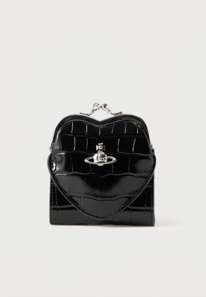 Fekete lakkbőr pénztárca szív alakú díszítéssel, dombornyomott krokodilbőr mintázattal és bolygómotívumos ezüst kiegészítőkkel a csaton.