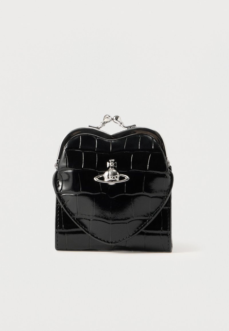 Czarny portfel z lakierowanej skóry z wzorem w kształcie serca, tłoczonym fakturą krokodyla oraz srebrnymi okuciami z motywem planety na zapięciu.