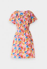 Blomstrete kjole med korte puffermer, smocket midje, og et flerfarget mønster med røde, blå, rosa og gule blomster på en lys bakgrunn.