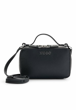 Sac bandoulière en cuir noir texturé avec poignée supérieure, fermetures éclair argentées et logo "HUGO" au centre avant.