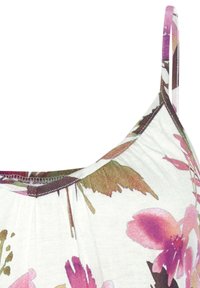 Bluse mit Blumenmuster aus weichem, weißem Stoff, dünnen Trägern und einem runden Ausschnitt, verziert mit mehrfarbigen Blüten in Pink, Grün und Braun.