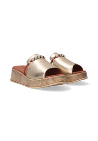 Metallic guld glidesandaler med åben tå, der har en flettet detalje og en tekstureret træplatformsål.
