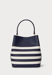 Bolsa listrada em azul marinho e branco com acabamento texturizado, apresentando uma alça curta e uma base larga e estruturada. Acessórios em tom dourado.