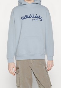 LOW LIGHTS STUDIOS® Mikina s kapucí - light blue