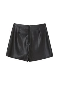 Shorts en cuir noir avec une texture lisse, des plis frontaux et une fermeture éclair centrale. Présente un ajustement sur mesure et un design épuré et moderne.