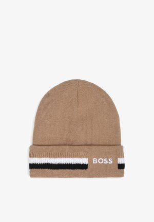 Bonnet beige en maille avec revers plié présentant des rayures noires et blanches et le mot "BOSS" brodé en blanc sur le revers.