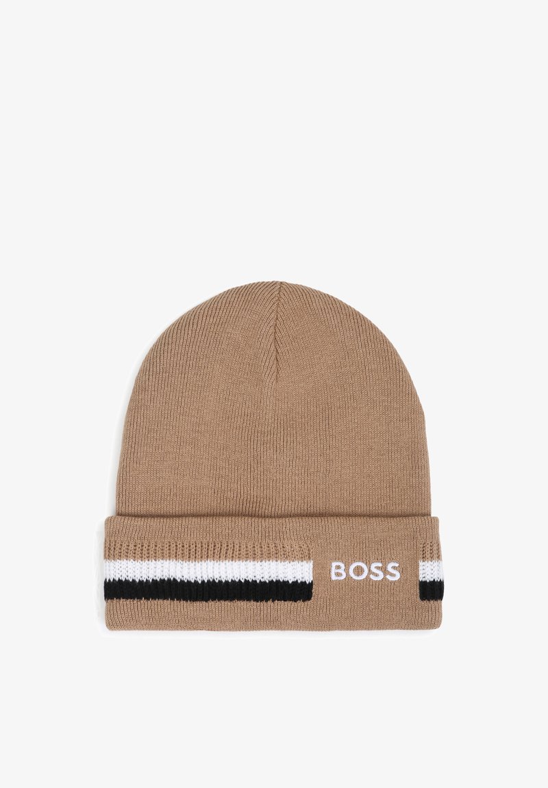 Bonnet beige en maille avec revers plié présentant des rayures noires et blanches et le mot "BOSS" brodé en blanc sur le revers.