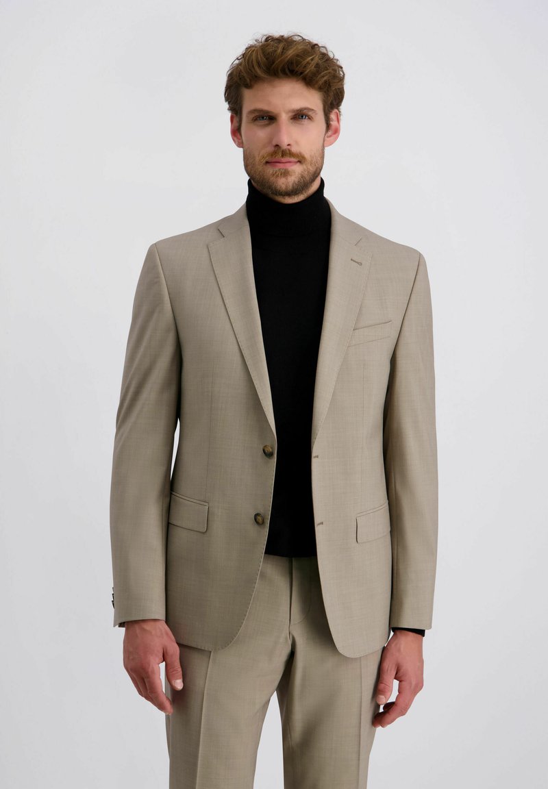 Beige maßgeschneiderter Anzug mit subtiler Textur, einreihiger Schnitt, mit Revers, zwei vorderen Taschen und schwarzem Rollkragenpulli darunter.