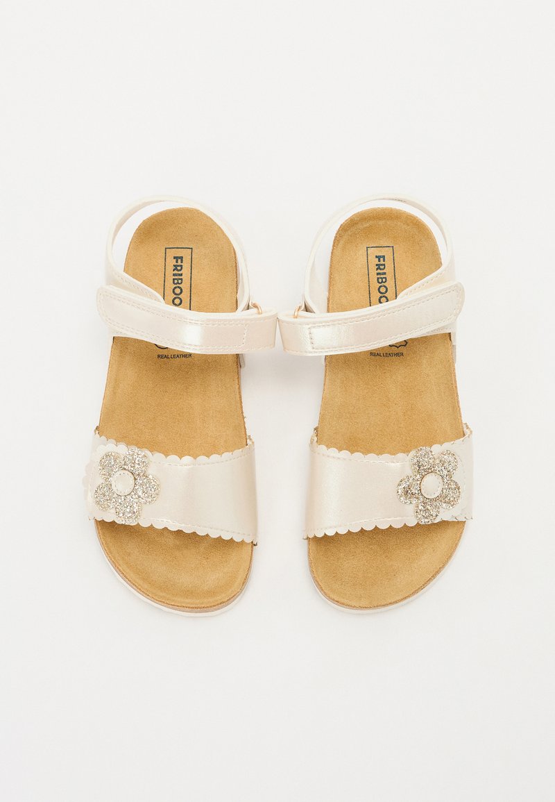 Lichtgekleurde leren sandalen met een gevoerd voetbed, gegolfde randen en een decoratieve glitterschelp op de band.