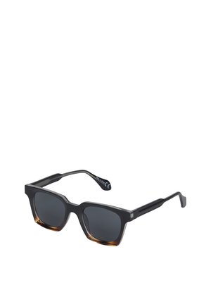 Zwarte rechthoekige zonnebril met donkere glazen en subtiele bruine verlopen aan de onderkant van het montuur, gezien vanuit een voor-zijaanzicht.