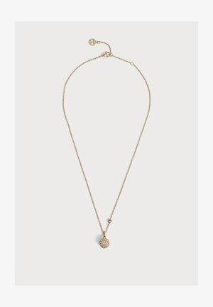 Collier délicat en chaîne dorée avec un pendentif rond orné de cristaux et une petite perle rayée près du fermoir.