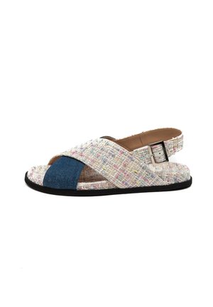 Sandalo da donna piatto con punta aperta, tessuto multicolore texturizzato e cinturini incrociati in denim blu con fibbia regolabile sul tallone.