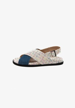 Dames platte open-toe sandaal met meerkleurige gestructureerde stof en blauwe denim kruisbandjes met verstelbare gesp bij de hiel.