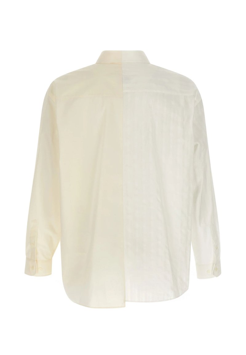 Camicia da uomo a maniche lunghe con bottoni, con design a metà, metà beige e metà bianco sporco, vista da dietro.