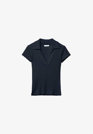 Musta ribbineuloksinen lyhythihainen paita, jossa leveä kaulus ja syvä V-pääntie.