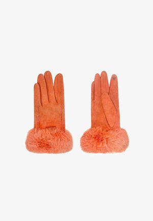 Guanti in suede arancione con un polsino in pelliccia morbida, caratterizzati da una cucitura decorativa lungo le dita e un piccolo marchio su uno di essi.