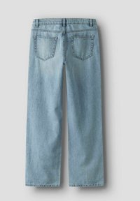 Jasnoniebieskie dżinsy z szerokimi nogawkami, posiadające dwie tylne kieszenie i prosty krój, pokazane od tyłu z czystym wykończeniem.