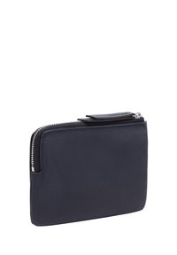 Portefeuille en cuir navy avec surface texturée, fermeture zip et petite languette en cuir. Design rectangulaire élégant pour un rangement compact.