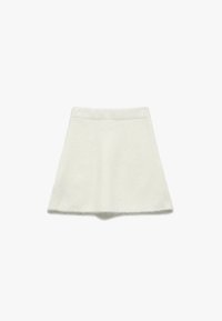 Hvid strikket mini-skjorte med ribbet tekstur og bred, elastisk talje. Enkelt A-linje design med rå kant for et afslappet look.