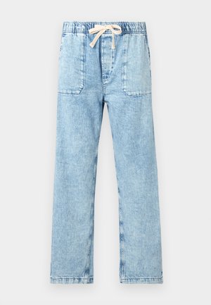 Hellblaue Jeanshose mit geraden Beinen, elastischem Bund, aufgesetzten Fronttaschen und weißem Kordelzug.