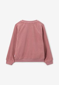 Sweatshirt en polaire rose avec un tissu doux et texturé ; présente un col rond, des manches raglan, ainsi qu'une finition côtelée à l'ourlet et aux poignets.