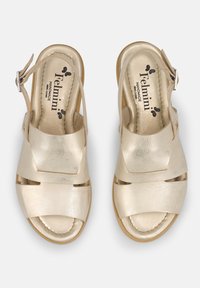 Metallic gold offene Sandalen mit einem Riemchen-Design, aus Leder gefertigt, mit einem Knöchelriemen und einem gepolsterten Fußbett für zusätzlichen Komfort.