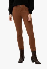 s.Oliver MIT SATTELBUND - Slim fit jeans - zimt