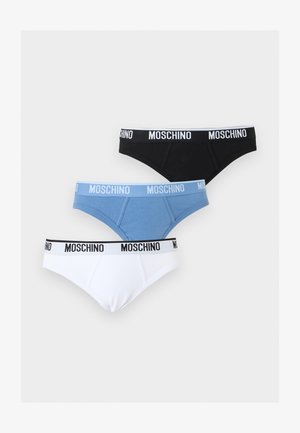 Trois slips pour hommes en noir, bleu et blanc, chacun avec une ceinture estampillée "MOSCHINO", posés à plat sur un fond clair.