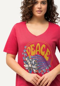 Ulla Popken PEACE SEQUINED SHORT SLEEVE V-NECK TEE - Triko s potiskem - dark pink