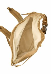 Beige rugzak met gevoerde banden, open hoofdvak met een lichte stofvoering en een kleine interne ritszak.