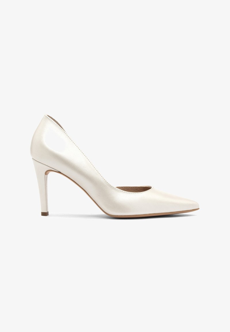 Białe skórzane szpilki z wąskim noskiem, gładką fakturą i smukłym, szpilkowym obcasem. Otwarta konstrukcja z przodu.